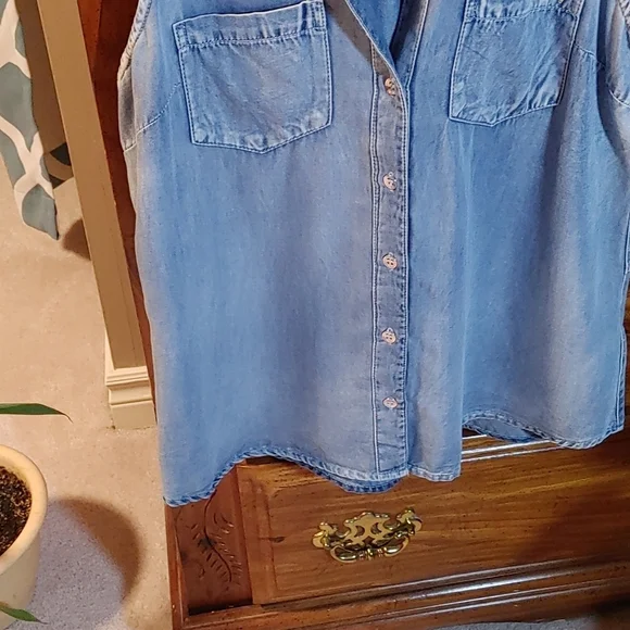 💚Guess Women's Denim sleeveless shirt - Picture 3 of 9